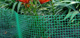Сетка пластиковая для ограждения и поддержки вьющихся растений